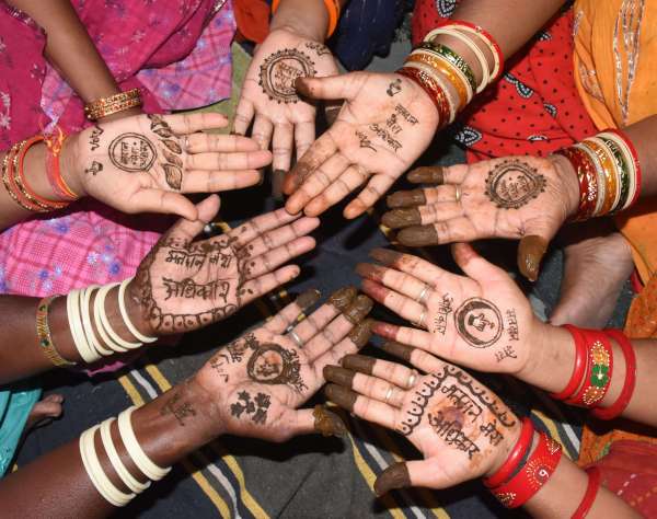 English Sajakar gave the message of votingEnglish Sajakar gave the message of voting