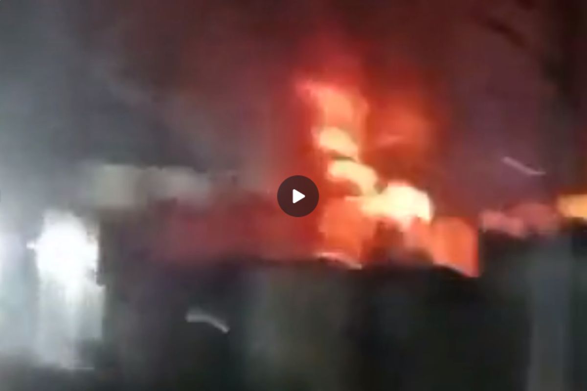 Video: हापुड में पेपर रोलर फैक्ट्री में लगी आग, दमकल विभाग की सतर्कता से बड़ा
हादसा टला