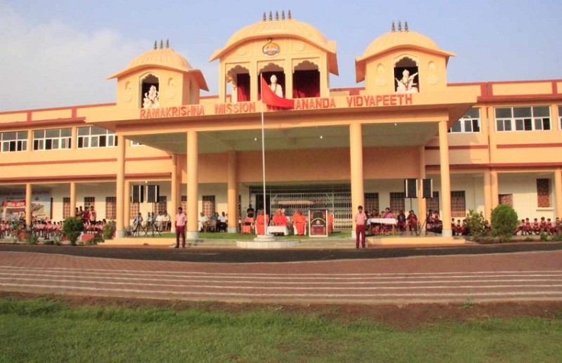 विज्ञान-गणित मॉडल प्रदर्शनी देखने बच्चे