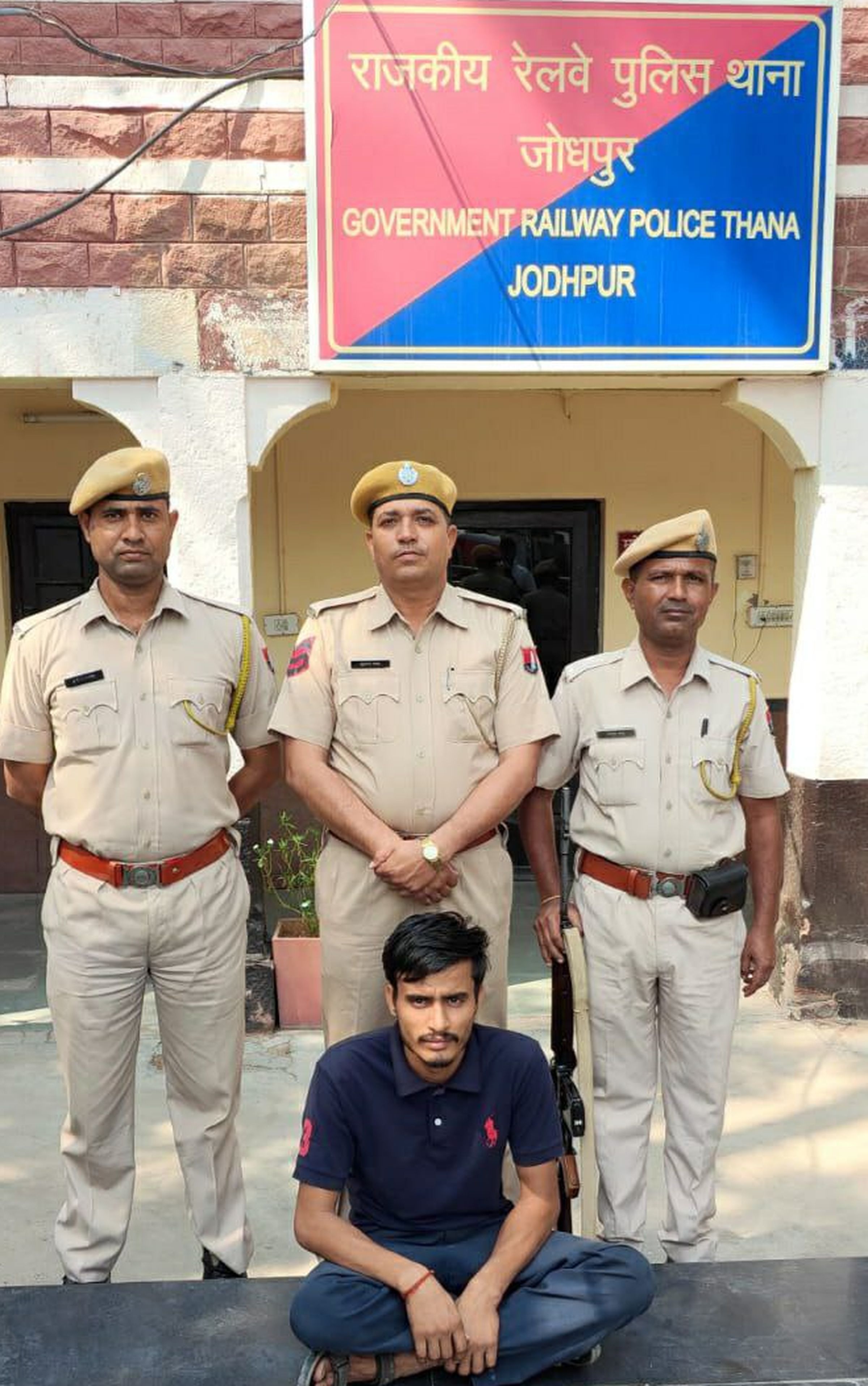 ट्रेन के एसी कोच से वेंडर ने चुराया मोबाइल फोन