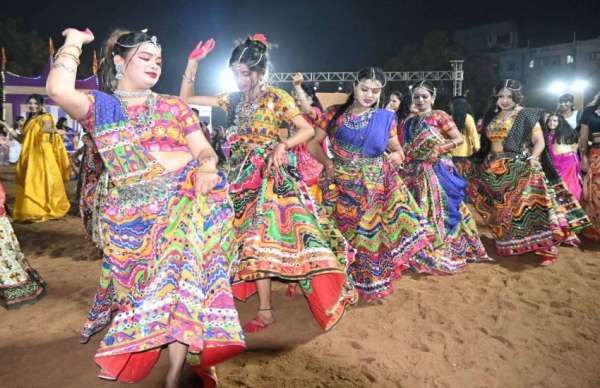 जहां-जहां भी गरबा का उत्सव चल रहा है वहां लोगों का हुजूम देखा जा रहा है।