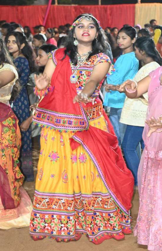  इसके साथ ही गरबा उत्सव का भी समापन हो जाएगा। इसलिए आखिरी के दो दिन कोई भी मिस नहीं करना चाहेगा।  गरबा स्थल खचाखच भरे रहेंगे