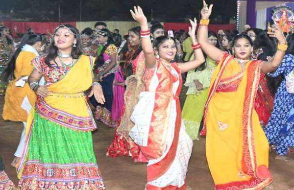  शहर के बीटीआई ग्राउंड, समता कॉलोनी, गुढ़ियारी जैसे इलाकों में गरबा प्रेमियों की भीड़ देखी जा रही है। कई स्थानों पर तो भीड़ को काबू करने में मशक्त आ रही है।