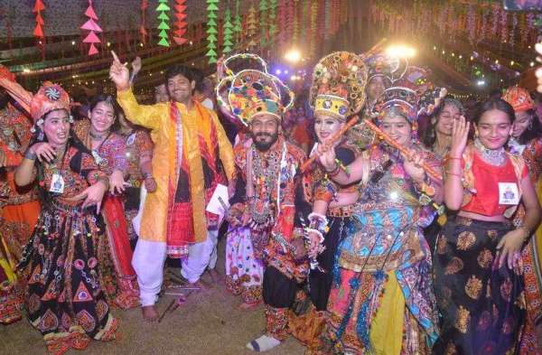 केसरिया रंग तने लाग्यो ना गरबा...