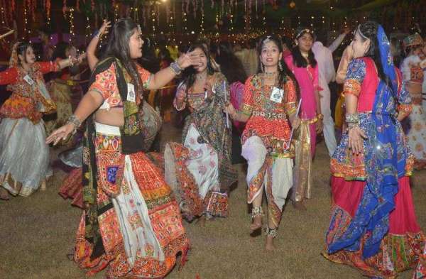 केसरिया रंग तने लाग्यो ना गरबा...