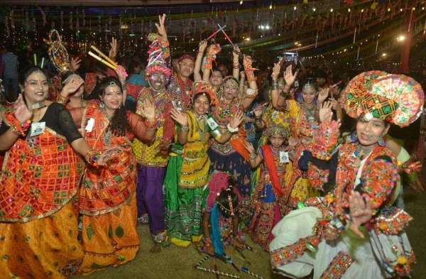 केसरिया रंग तने लाग्यो ना गरबा...