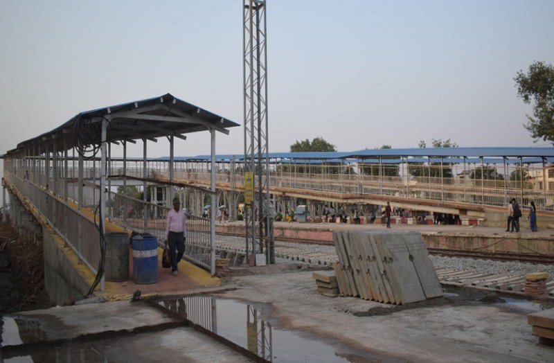 एफओबी अधूरा, पटरियों के बीच से निकल रहे यात्री