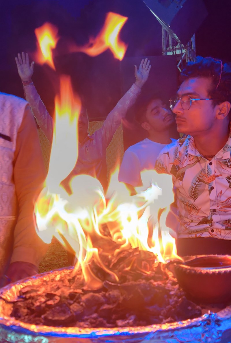 बालोतरा में आरती करते श्रद्धालु।