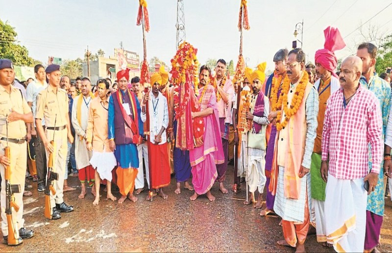 दशहरा में शामिल होने मां दंतेश्वरी की डोली और छत्र जगदलपुर रवाना