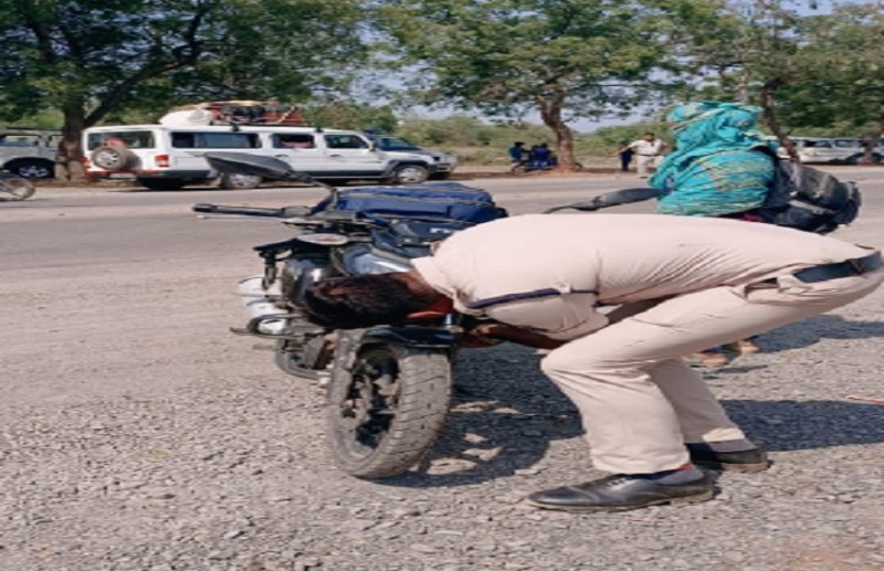 Action on pressure horn Or number plate not having designations