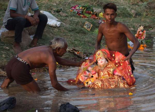  The immersion ceremony lasted throughout the day to bid farewell to the Queen...see photos.