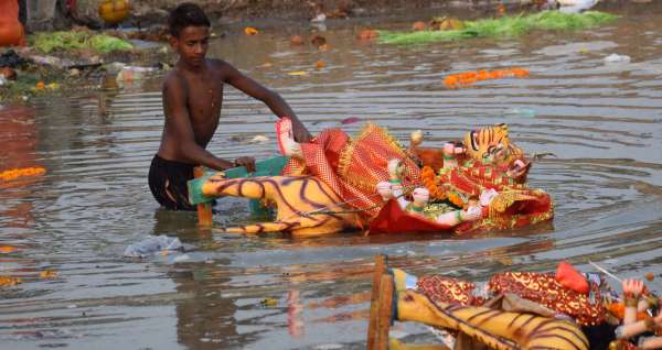  The immersion ceremony lasted throughout the day to bid farewell to the Queen...see photos.