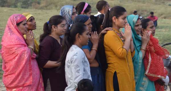  The immersion ceremony lasted throughout the day to bid farewell to the Queen...see photos.