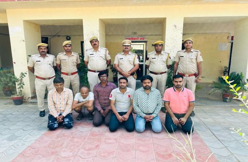 क्रिकेट पर ऑनलाइन सट्टा लगाते गिरफ्तार किए गए छह बुकी।