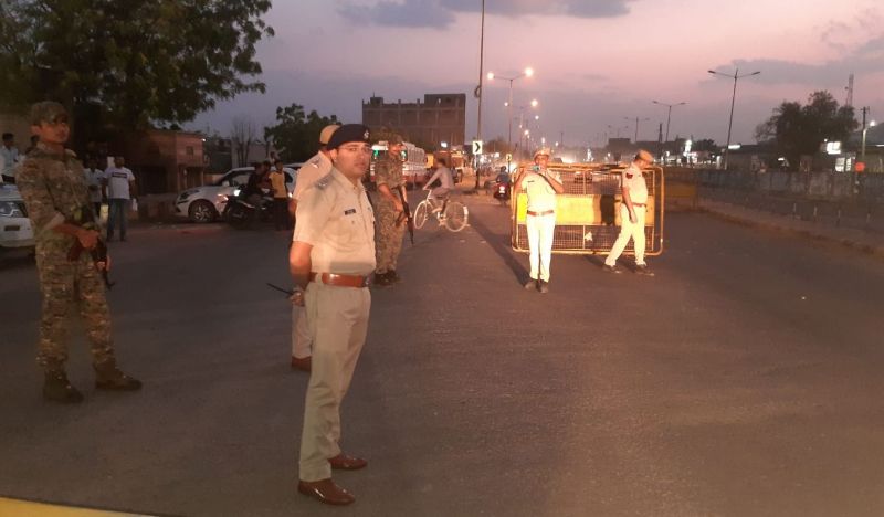 पुलिस की नाकाबंदी, वाहनों से 17 लाख 40 हजार की नकद जब्त