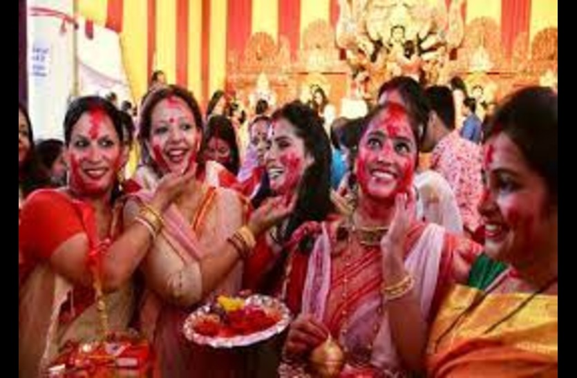 Vijayadashmi News : विजयादशमी पर पश्चिम बंगाल में महिलाओं ने मनाया सिन्दूर खेला
उत्सव