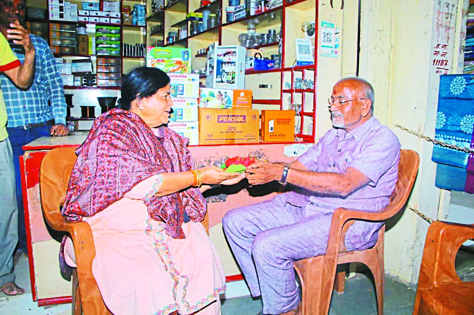 रूठों और विरोधियों को मनाने में जुटीं उषा, दे रहीं घर-घर दस्तक