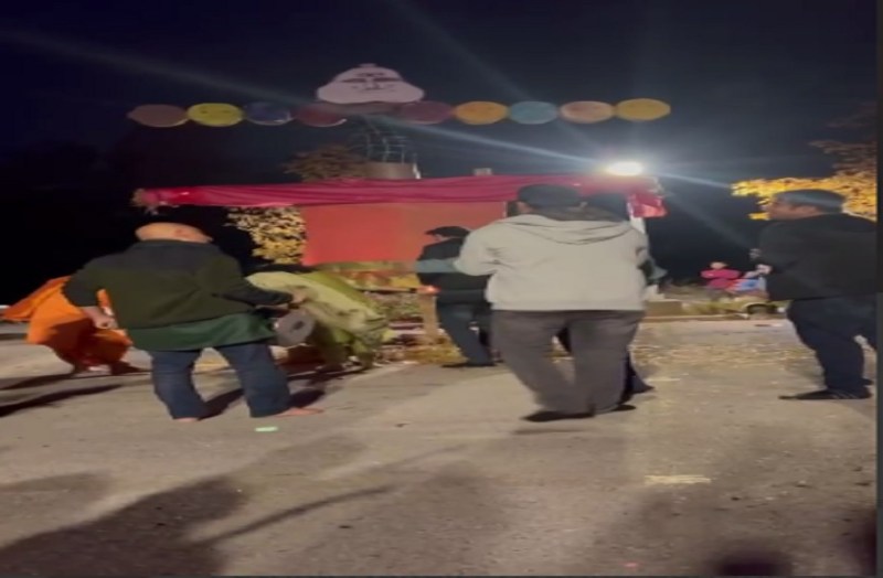 विदेशों में भी विजयादशमी की धूम, आस्था ऐसी कि नंगे पैर टकटकी लगाए रावण दहन को देखते रहे लोग, देखें अमरीका का रावण दहन