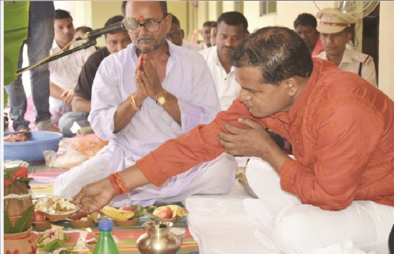 परंपरा: पुलिस लाइन के साथ थाना व चौकियों में की गई शस्त्रों की पूजा