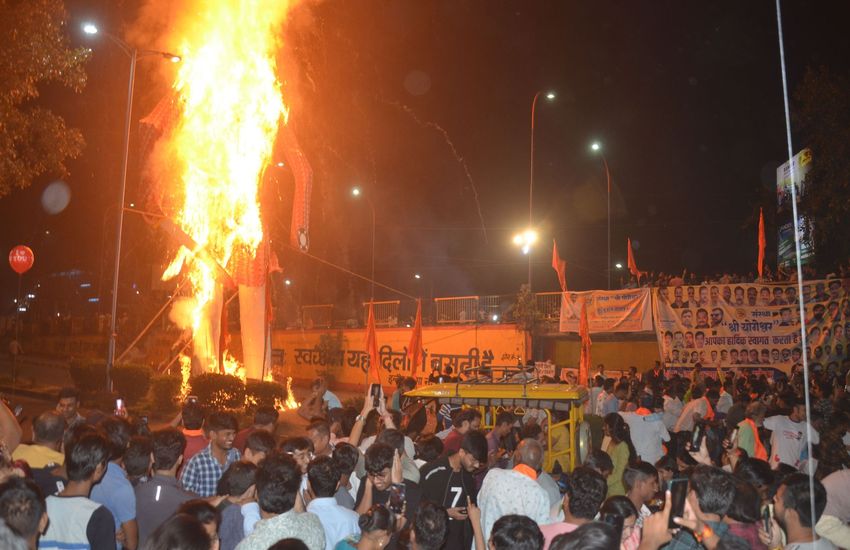 Dussehra 2023: हनुमान ने लंका में लगाई आग, फिर आतिशबाजी के साथ जल गया रावण