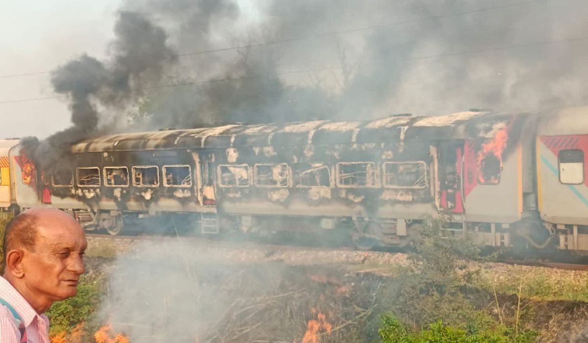 Fire Train Injan आगरा में पातालकोट एक्सप्रेस के जनरल कोच में लगी आग, यात्रियों ने कूदकर ...