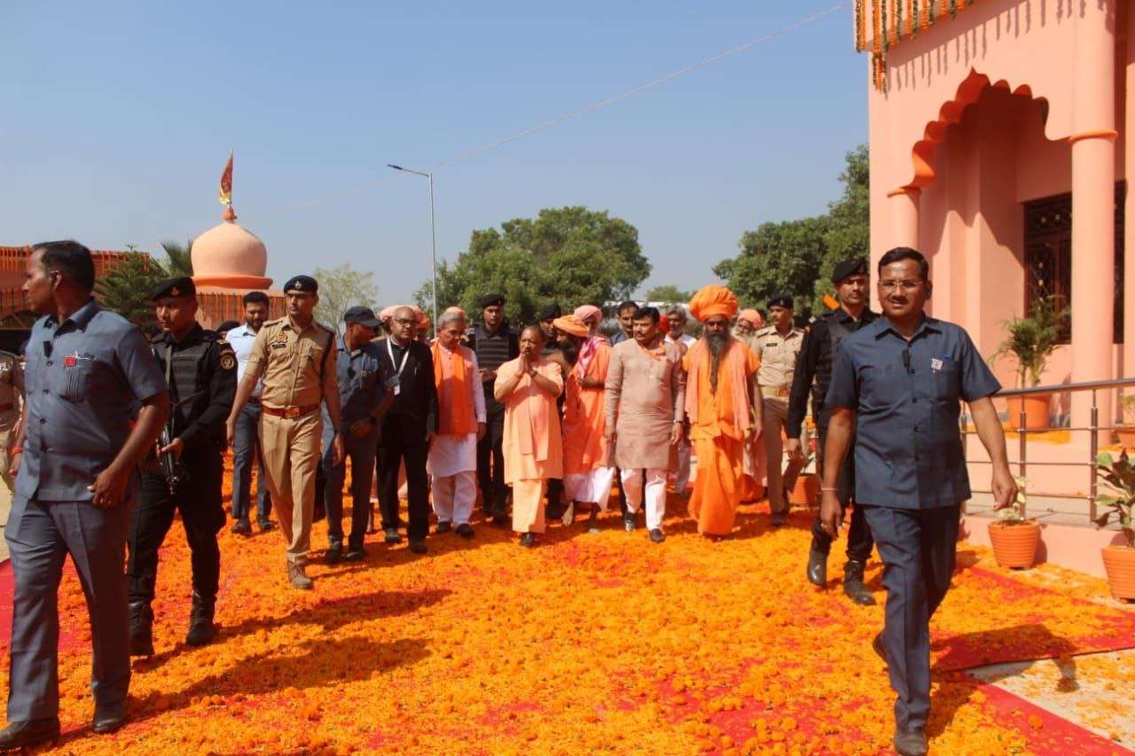 Photo: मुख्यमंत्री योगी ने बागपत में किया 256 किलो के घंटा का लोकार्पण, जिले को
दी 351 करोड की सौगात