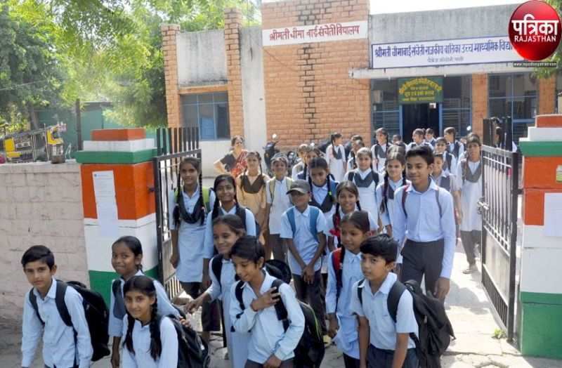 किताबें, कॉपियां व कक्षा अध्यापक सब नए, यूनिफार्म पुरानी