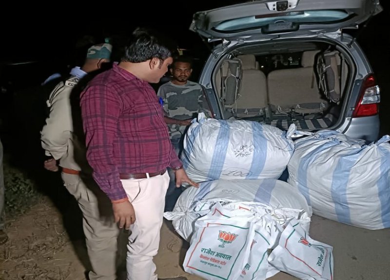 फ्लाइंग स्क्वायड टीम ने कार से जब्त की 300 झोले में रखी साडिय़ां व शॉल, झोले पर थी भाजपा प्रत्याशी की फोटो