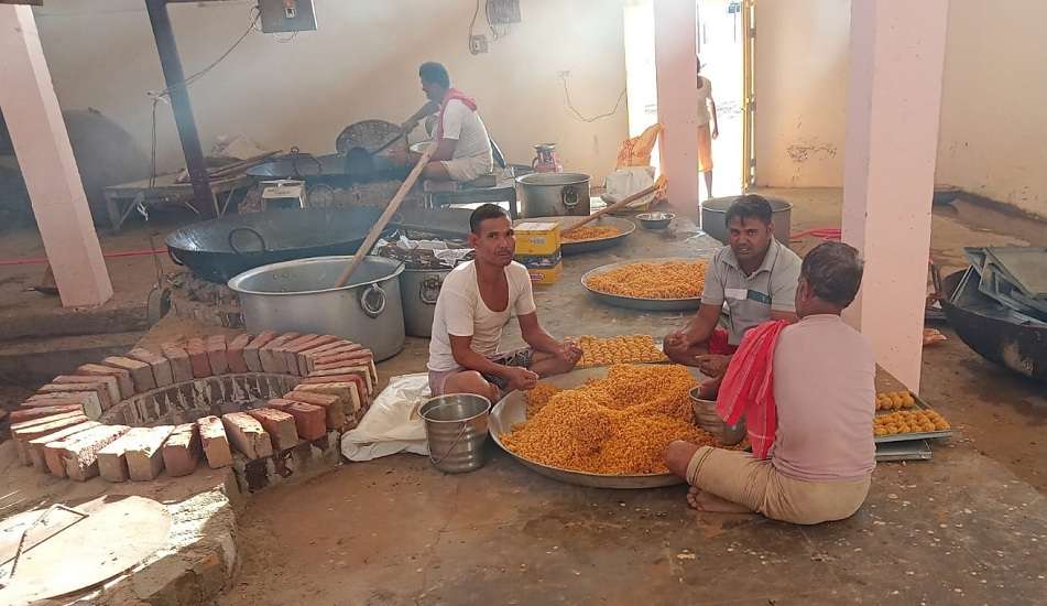 त्रिवेणीधाम में 400 हलवाई बना रहे रोजाना 40 बोरी चीनी के लड्डू, रोटी के लिए लगाई ऑटोमेटिक मशीनें