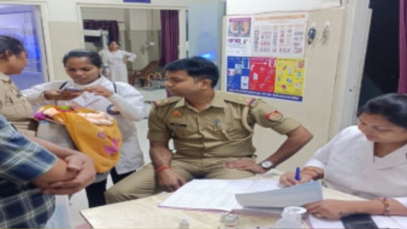 बच्ची को अस्पताल में भर्ती करते पुलिस