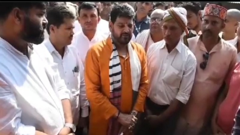 बीजेपी सांसद बृजभूषण सिंह मृतक दिव्यराज पांडे के परिजनों से मिलते
