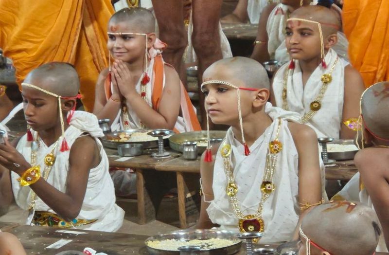 दिगम्बर जैन समाज के 300 बच्चों का एकसाथ उपनयन