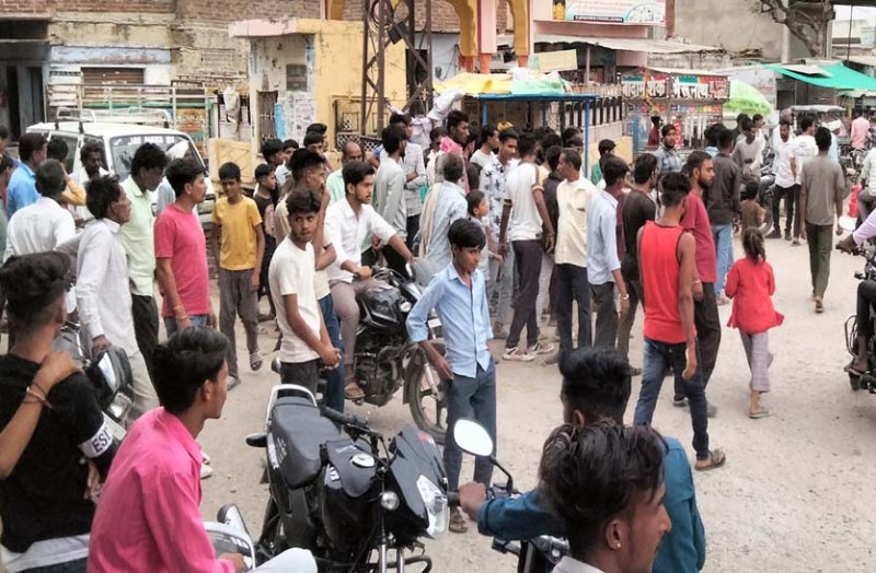 दो गुटों में झगड़ा, एक घंटे तक बाजार में लगा जाम