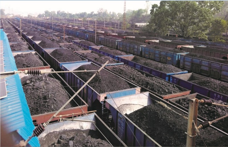 क्षमता से अधिक कोयला लोड कर चला रहे मालगाड़ी, दबाव बढ़ने की वजह से रेलपात भी हो रहे कमजोर