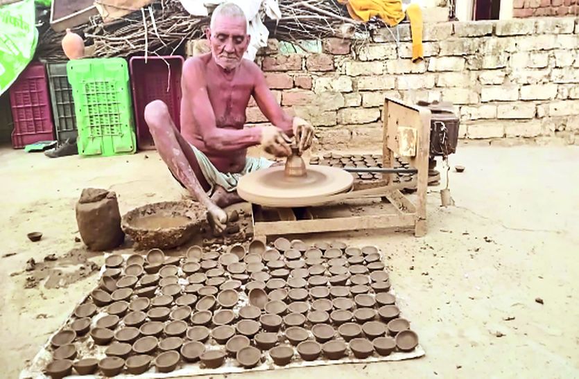 दीपावली नजदीक, चाक की तेज हुई रफ्तार, मिट्टी के दीपक बनाने में जुटे कारीगर