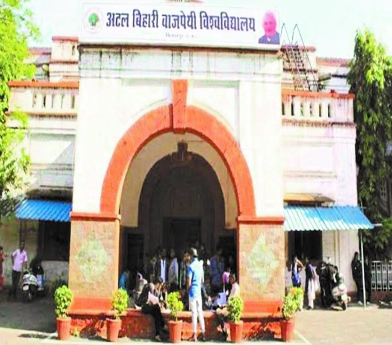 पुनर्मूल्यांकन के परिणाम में देरी, इंतजार में बैठे परीक्षार्थी