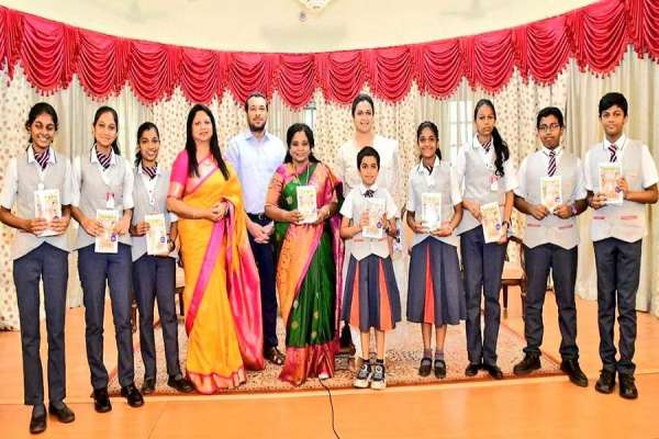 स्कूल के प्रधानाध्यापक और शिक्षक भी शामिल