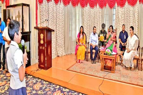 स्कूल के प्रधानाध्यापक और शिक्षक भी शामिल