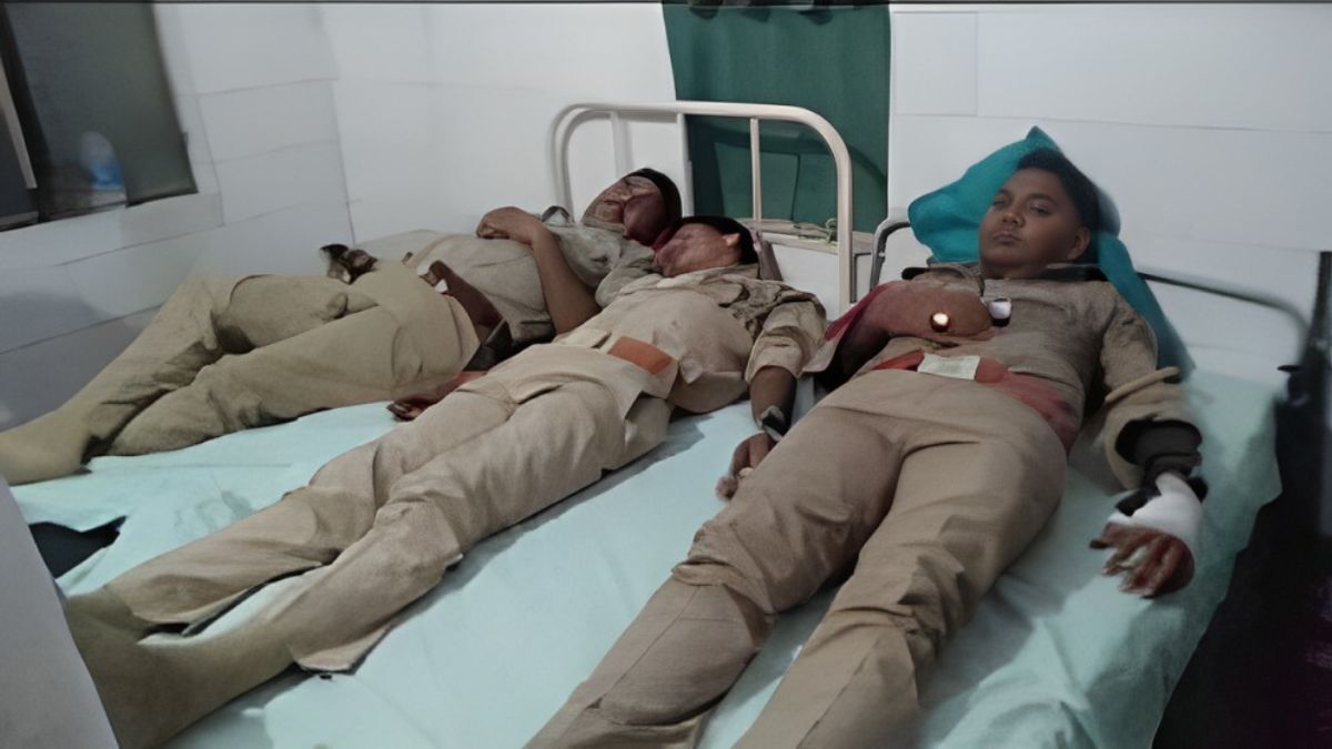 police snatched rifle and fired indiscriminately inspector and constable shot In Uttar Pradesh
