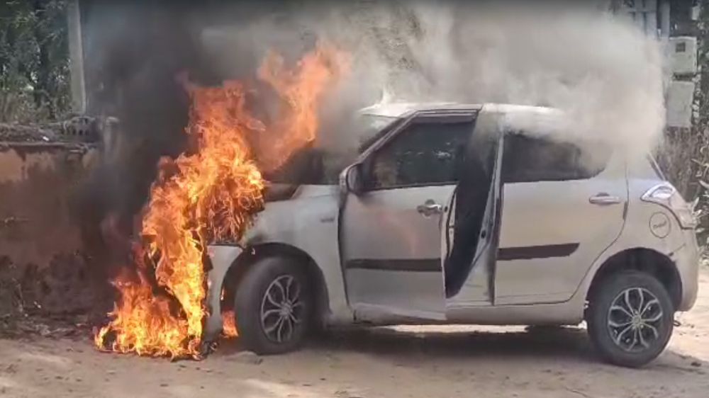 burning car : कलक्ट्रेट के बाहर खड़ी कार देखते ही देखते बन गई आग का गोला