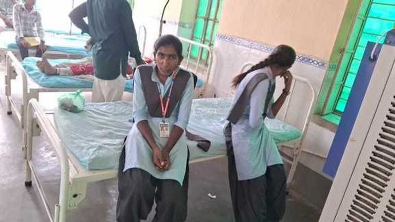 मधुमक्खियों के हमले में घायल छात्राएं