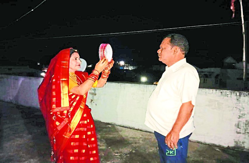 महिलाओं में उत्साह : सोलह श्रृंगार कर पूजा में हुई शामिल,