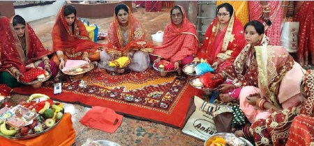 करवा चौथ का व्रत रख पति की लंबी उम्र की कामना की