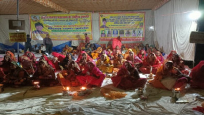 धरना स्थल पर महिलाओं ने रखा करवा चौथ का व्रत