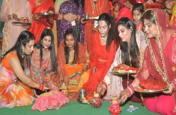 दिनभर निर्जल रहीं महिलाएं, रात को चांद का किया दीदार