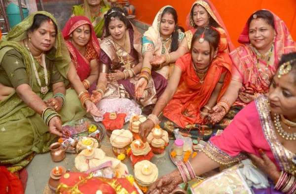 दिनभर निर्जल रहीं महिलाएं, रात को चांद का किया दीदार