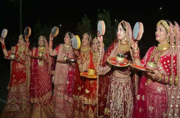 दिनभर निर्जल रहीं महिलाएं, रात को चांद का किया दीदार