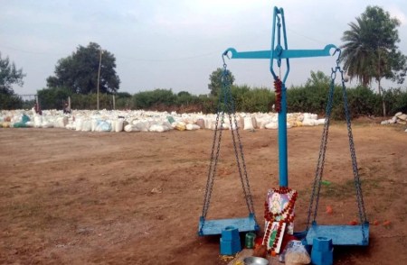 धान खरीदी आरंभ, पर कहीं चबूतरा नहीं तो कहीं शेड की व्यवस्था नहीं