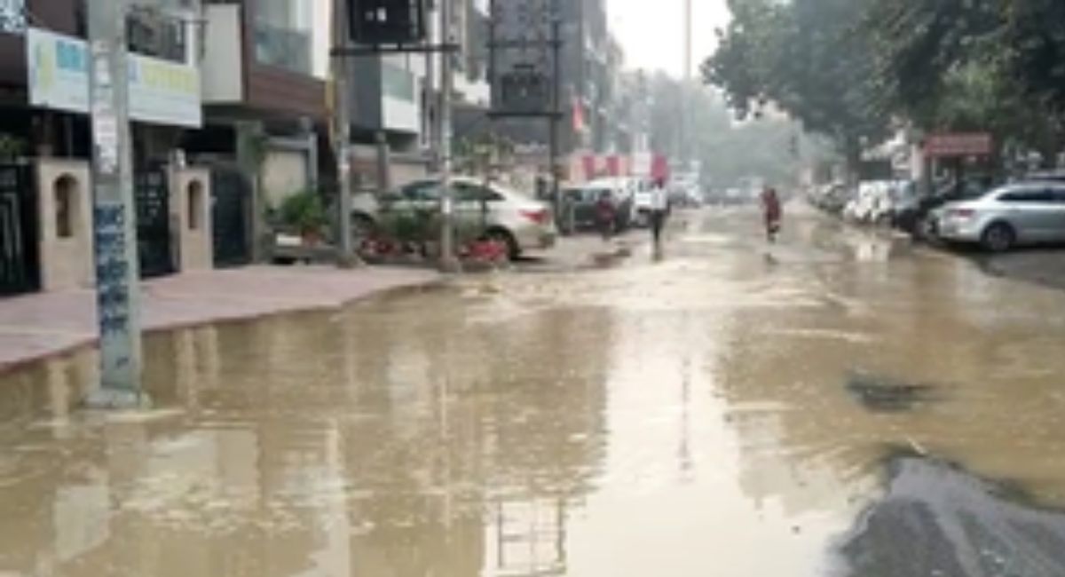 water pipeline burst in Ghaziabad and Road becomes pond