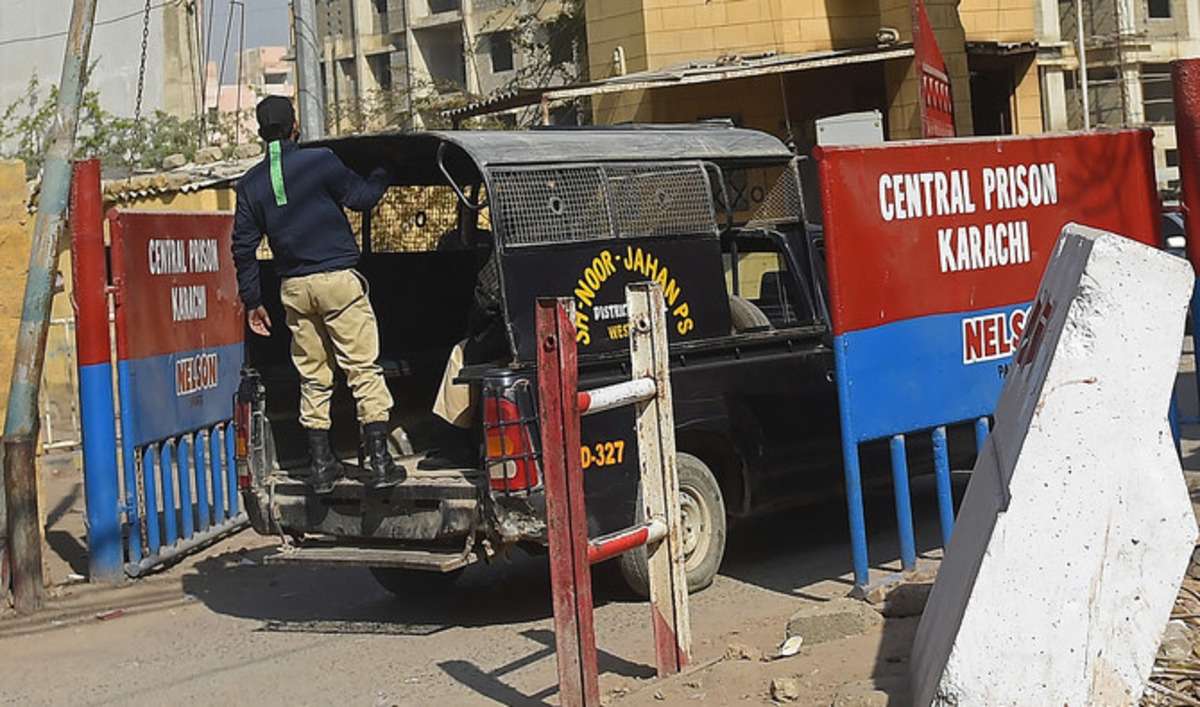 pakistan_police_arresting_afghans.jpg